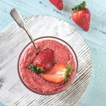 Truskawkowy pudding chia z owocami dzikiej róży