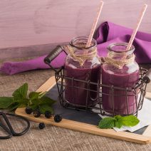 Smoothie z owocami leśnymi i aronią