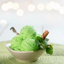 Wegańskie lody z trawy pszenicznej i ananasa