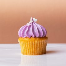 Babeczka świąteczna z kremem z jagód acai