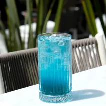 Nawadniający napój sportowy z niebieską spiruliną