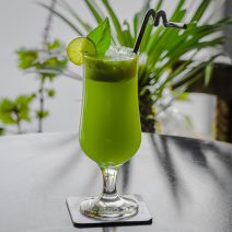 Bezalkoholowe mojito z trawą pszeniczną
